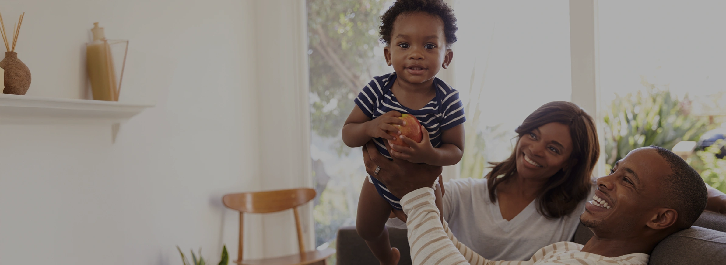 Família feliz comemorando a conquista do primeiro lar